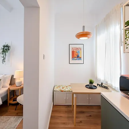 Apartment Dream In The Old Town: Bright & Comfy Studio Bucharest
