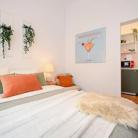Apartment Dream In The Old Town: Bright & Comfy Studio Bucharest